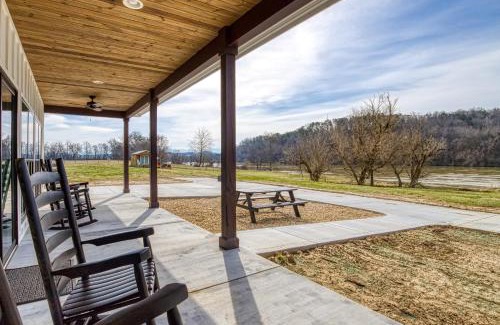 Kodak Casa | Lazy River Cabin, River Front, Hot Tub, WIFI, 685 in FREE Attraction tickets each paid day!