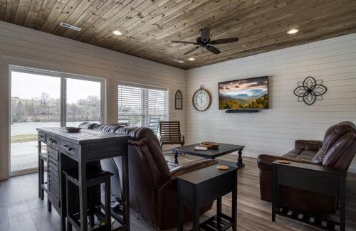 Kodak Casa | Lazy River Cabin, River Front, Hot Tub, WIFI, 685 in FREE Attraction tickets each paid day!
