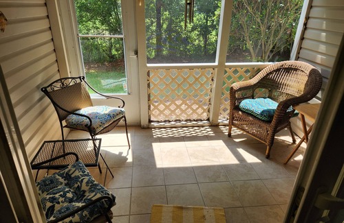 Surfside Beach Condominio | Lazy Willow Condo in Myrtle Beach, with a short drive to the beach!
