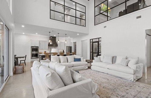 Kingsland Casa | LBJ Retreat - Luxurious Lake LBJ Waterfront - German Farmhouse Getaway