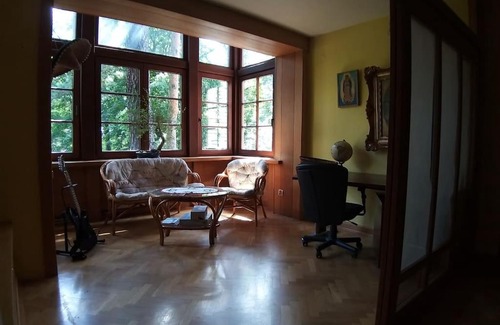 Milanowek Apartamento | Leśny kasztel pod sosnami. Pokój w koronach drzew.