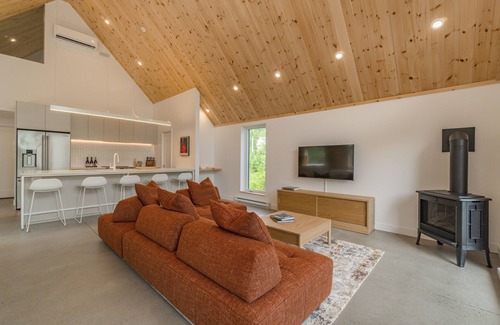 Shefford Cabaña | Le Østa |Construction 2024| Hot Tub | Bromont 5km