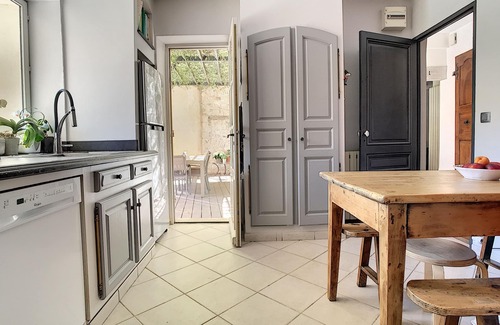 Pernes-les-Fontaines Casa | Le 115, air-conditioned town house with interior courtyard and swimming pool