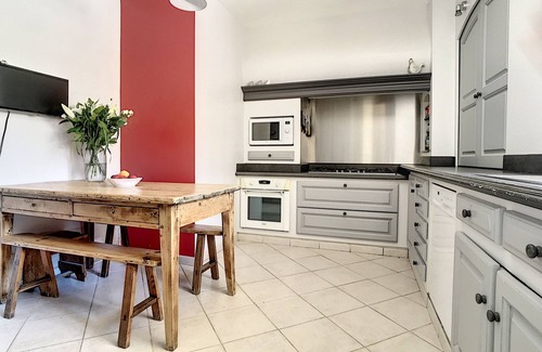 Pernes-les-Fontaines Casa | Le 115, air-conditioned town house with interior courtyard and swimming pool
