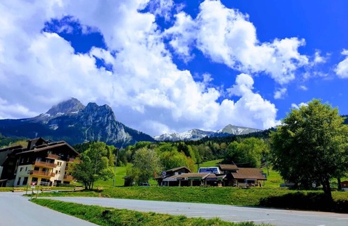 Bernex Apartamento | Le 211-skiing and hiking -laundry -parking.