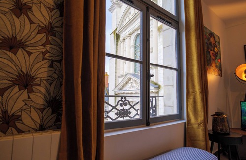 Saumur Apartamento | Le 5, Charming apartment, Saumur town center. View of St Peter's Square and Church