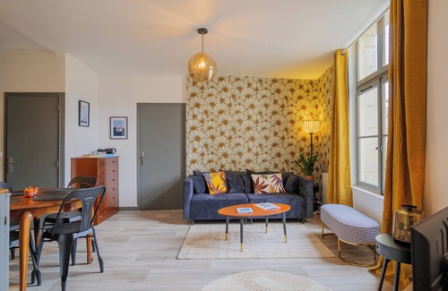 Saumur Apartamento | Le 5, Charming apartment, Saumur town center. View of St Peter's Square and Church