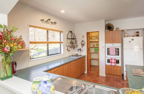 Akaroa Casa | Le Bach - Sun drenched north facing deck, Harbour views & Free Wifi