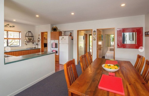 Akaroa Casa | Le Bach - Sun drenched north facing deck, Harbour views & Free Wifi