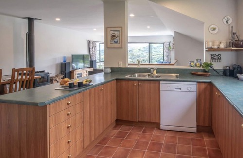 Akaroa Casa | Le Bach - Sun drenched north facing deck, Harbour views & Free Wifi