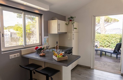 Giens Apartamento | Le Bastidon-Estudio-Confortable-Baño con ducha-Vista al Mar