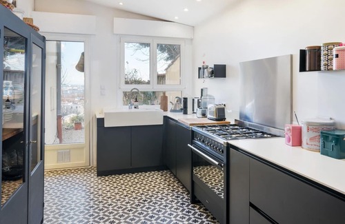 Lyon City Centre Villa | La casa de la familia Belvedere con jardín y vistas a Lyon