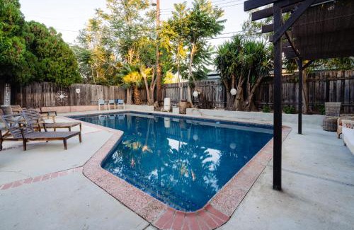 Canoga Park Casa | Le Bleu House - Newly Designed 3BR HOUSE & POOL by Topanga