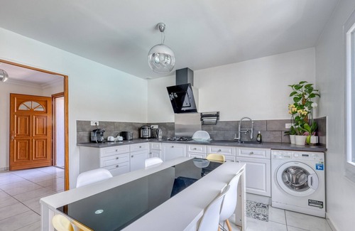 Nans-les-Pins Apartamento | Le Bonheur d'Accueillir - Apt de 120 m2 avec jardin