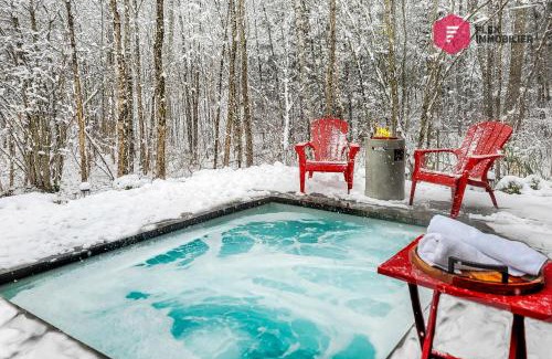 Pont-Rouge Chalet De Esquí | Le Céleste de Portneuf - Hot tub in the forest