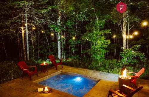 Pont-Rouge Chalet De Esquí | Le Céleste de Portneuf - Hot tub in the forest