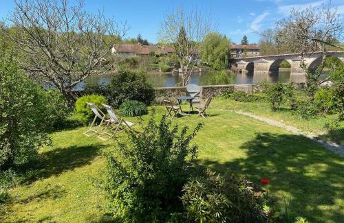 Confolens Casa | Le Caprice garden, river and chateau