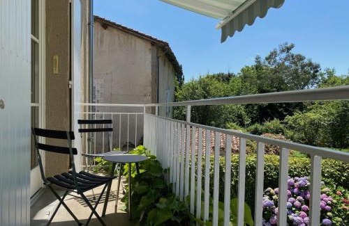 Confolens Casa | Le Caprice garden, river and chateau
