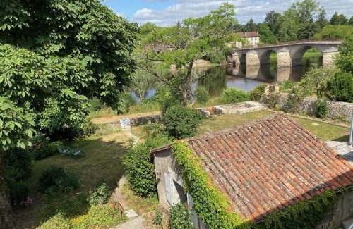 Confolens Casa | Le Caprice garden, river and chateau