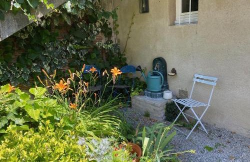 Confolens Casa | Le Caprice garden, river and chateau