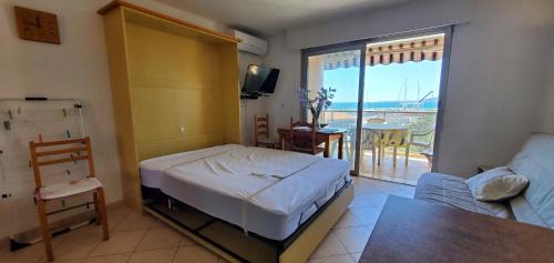 Frejus Port Apartamento | LE CAPITOLE Vue mer Studio cabine 27m2 les pieds dans leau 2 adultes 2 enfants clim et garage