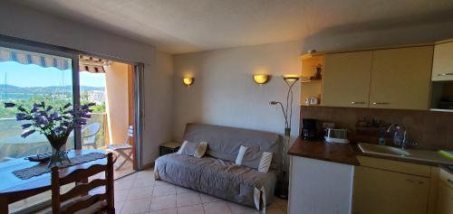 Frejus Port Apartamento | LE CAPITOLE Vue mer Studio cabine 27m2 les pieds dans leau 2 adultes 2 enfants clim et garage