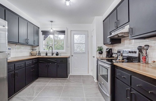 Laval Apartamento | Le Cardinal Moderne-Wi-Fi rapide. Family-sized all included!