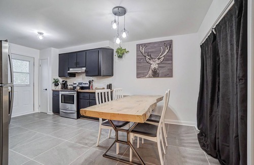 Laval Apartamento | Le Cardinal Moderne-Wi-Fi rapide. Family-sized all included!