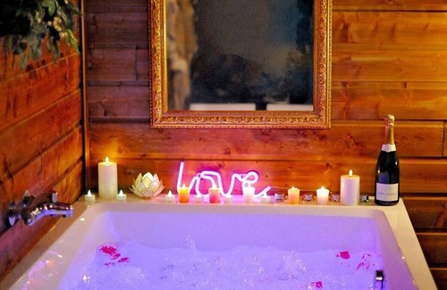 Bourgoin-Jallieu Apartamento | Le Chalet enchanteur/PRIVATE XXL spa/CINEMA screen/Optical fiber/2 min center