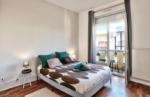 Saint-Fons Apartamento | Le Classic Chic - 20min de Lyon, Balcon Ensoleillé