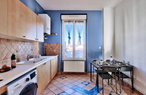 Saint-Fons Apartamento | Le Classic Chic - 20min de Lyon, Balcon Ensoleillé