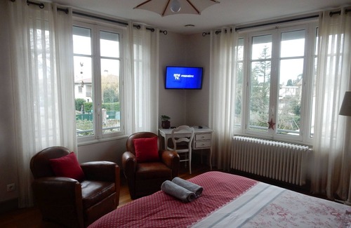 Romans-sur-Isere Cama Y Desayuno | Le Clos de Musset, 2 ch-tele-garden-parking - Nature in the city