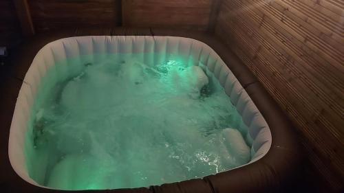 Bassillac and Auberoche Chalet De Esquí | le Clos des Golferies, chalet avec jacuzzi