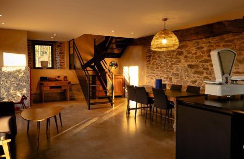 Gagnac-sur-Cere Casa | Le colombié Superbe maison en pierre rénovée