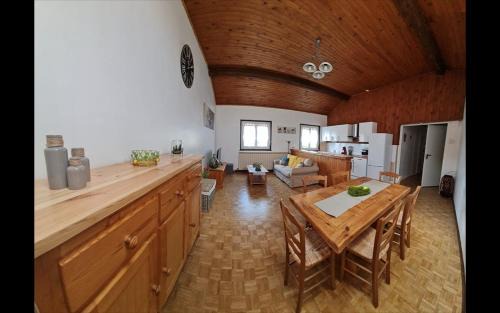 Saint-Jean-Soleymieux Apartamento | Le Cruzillou