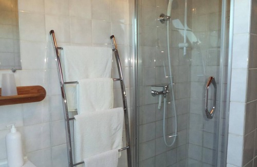Saint-Etienne-sous-Bailleul Casa | Les Voûtes-Casa-Rural-Baño con bañera-Vista al Jardín