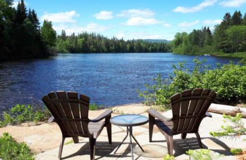 Shannon Casa | Le Geai Bleu - Waterfront Chalet with Spa