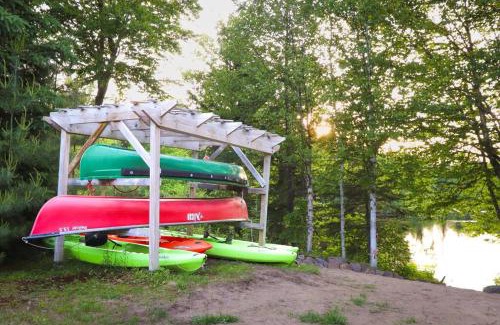 Shannon Casa | Le Geai Bleu - Waterfront Chalet with Spa