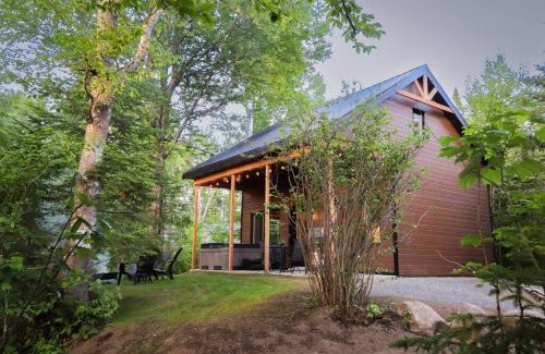 Shannon Casa | Le Geai Bleu - Waterfront Chalet with Spa