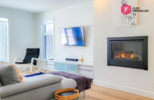 Pont-Rouge Casa | Le Harfang de Portneuf/Hot tub Pool Sauna Billiards Trails