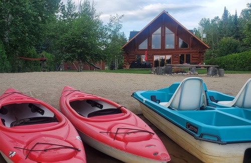 Saint Come Chalet De Esquí | Le Jadanie Chalet - log chalet, beach front, hot tub