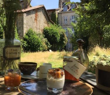 Saint-Leonard-de-Noblat Cama Y Desayuno | Le Jardin des Lys