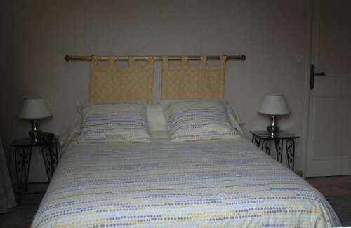 Saint-Bonnet-de-Mure Cama Y Desayuno | Le Jardin de Roses DOMINIQUE LOREAU