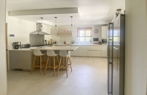 Eyragues Casa | Le Jardin des Chênes, family holiday home with private pool in Eyragues.