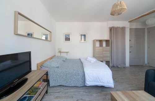 Quartier de France Apartamento | Le Jean Bapt- Charmant studio à proximité du plan d’eau