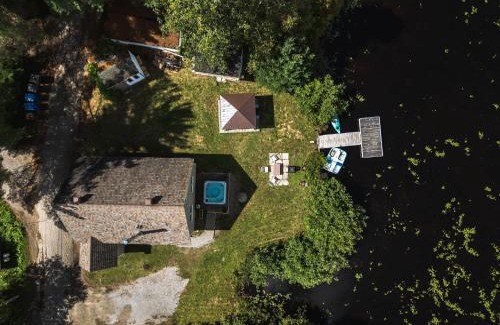 Saint-Calixte Chalet De Esquí | Le Lac Apaisant - Rustic Haven by the Water