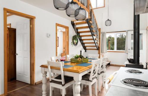 Saint-Calixte Chalet De Esquí | Le Lac Apaisant - Rustic Haven by the Water