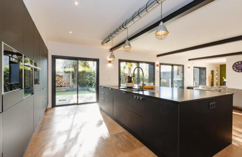 Pace Casa | Le Loft Black Wood - Piscine privé et grande terrasse à 20 min de Rennes