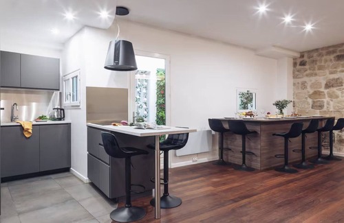 Saint-Merri Apartamento | Le Marais: Where Paris Wears Its Soul-A Chic Parisian Hideaway/Triplex+Patio+A/C