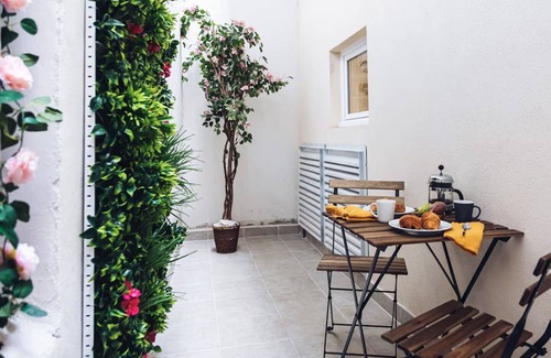 Saint-Merri Apartamento | Le Marais: Where Paris Wears Its Soul-A Chic Parisian Hideaway/Triplex+Patio+A/C